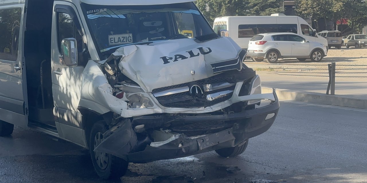 Elazığ'da minibüs otobüse çarptı: 8 yaralı