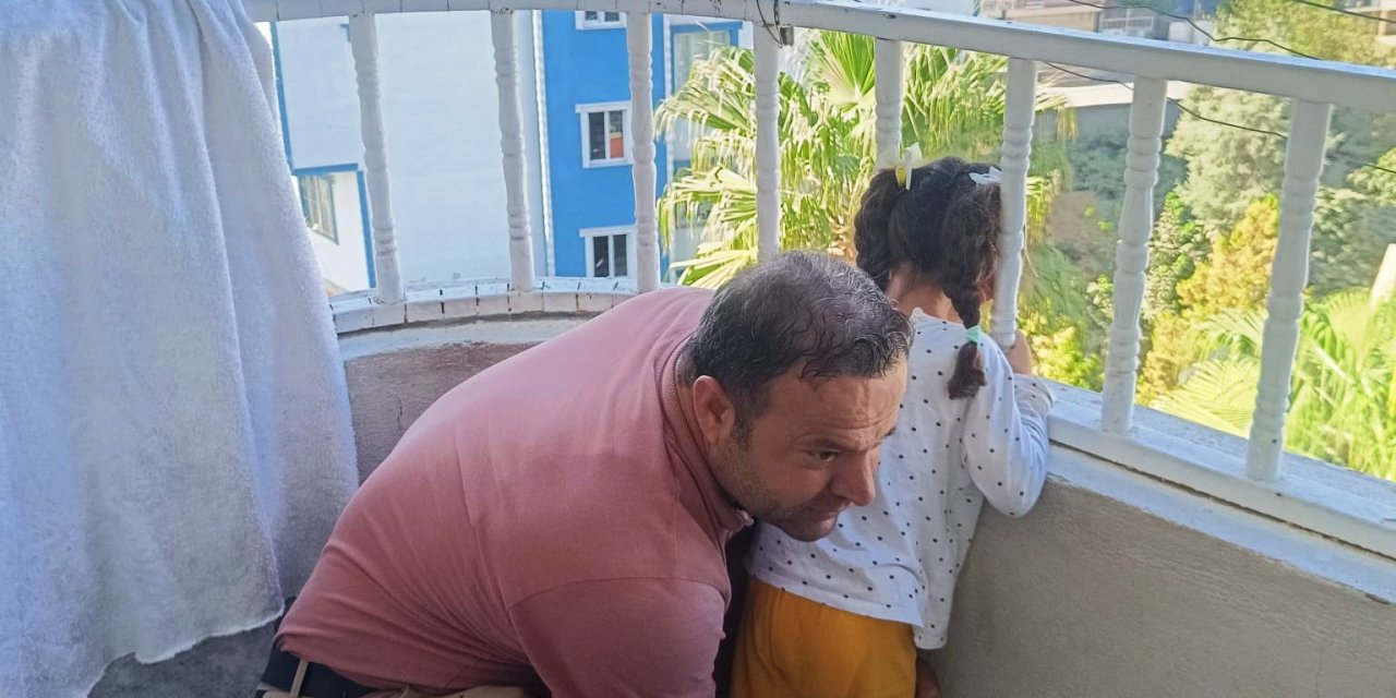 Cizre’de Kafası demir korkuluğa sıkışan çocuğu, itfaiye kurtardı