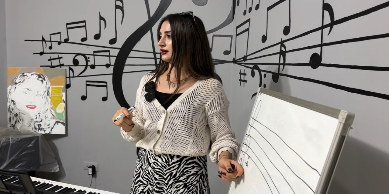 Yüksekova'da Müzik Öğretmeni, 3 Öğrencisini Konservatuvara Yerleştirdi