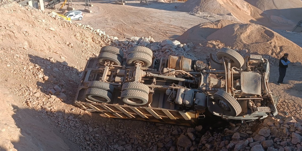 İnegöl'de Kamyon Kazası: Sürücü Yaralandı