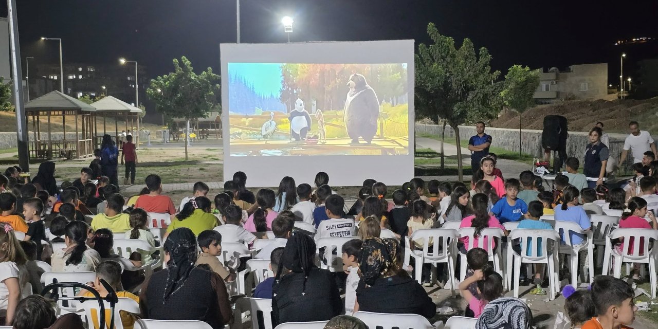 Cizre Belediyesi Çocukları sinema ile buluşturmaya devam ediyor