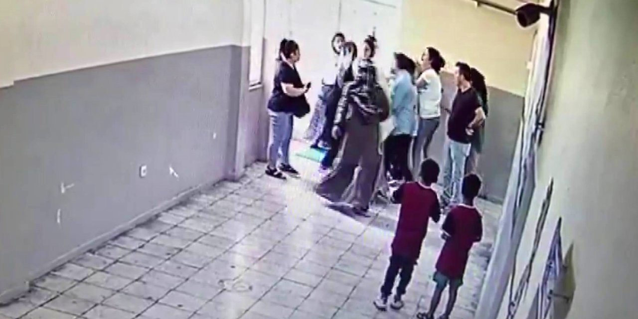 Kavga eden öğrencileri ayıran kadın öğretmeni veliler darbetti