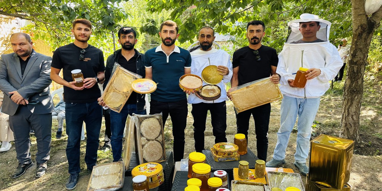 Yüksekova'da Arıcılığa Yönelen Köyde Bal Sağımı Başladı