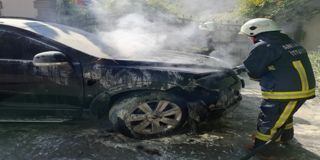 Alanya'da Otomobil Yangını: Motor Kısmı Kullanılamaz Hale Geldi