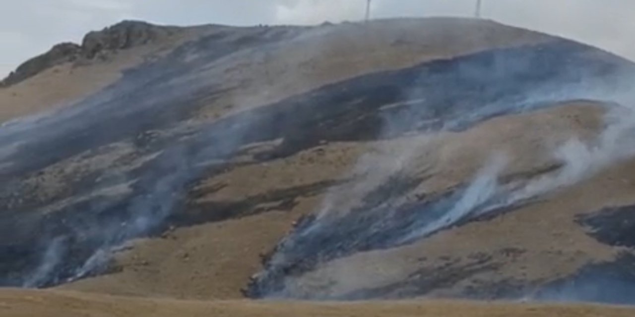 Yüksekova’da anız yangını