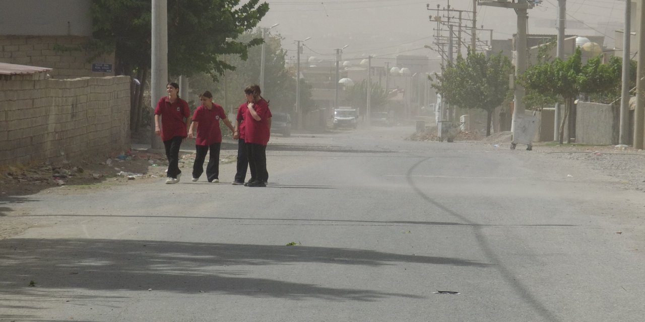 Fırtına ve Toz Bulutu Silopi’de Hayatı Durma Noktasına Getirdi