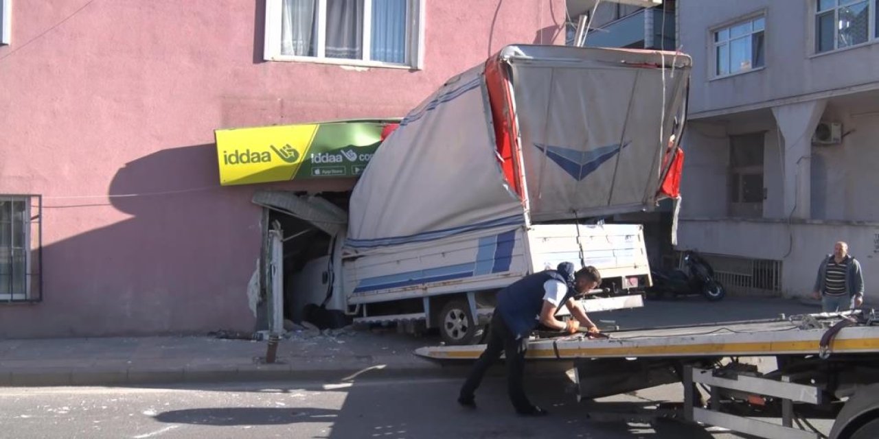 Üsküdar’da kamyonet ganyan bayisine girdi
