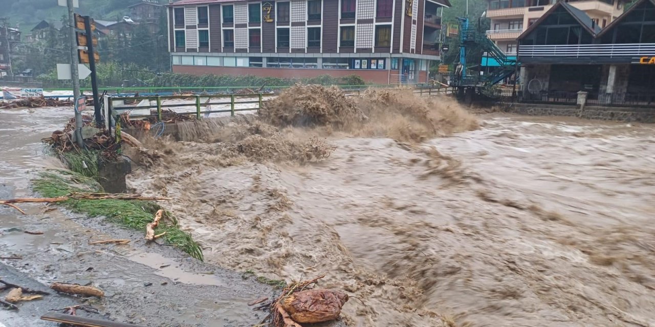 Rize'nin bir çok noktasına son 24 saatte 75 kg ve üstü yağış düştü