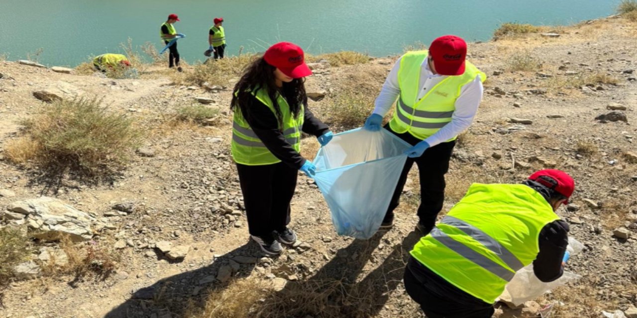 Gönüllülerden Yüksekova'da Çevre Temizliği