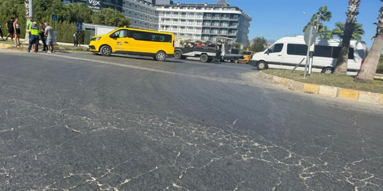 Elektrikli bisiklete ticari taksi çarptı, 3 Alman vatandaşı yaralı