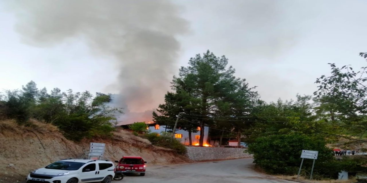 Elektrik kontağı camiyi kül etti