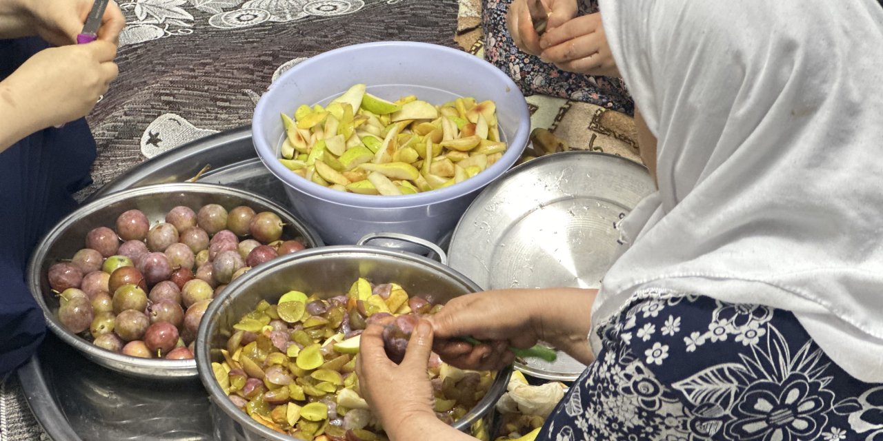 Yüksekova'da kış hazırlığı: Pestil yapımı sürüyor