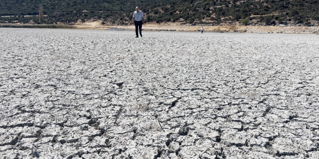 Türkiye'nin 4'üncü büyük gölü kuraklık nedeniyle ortadan ikiye bölündü