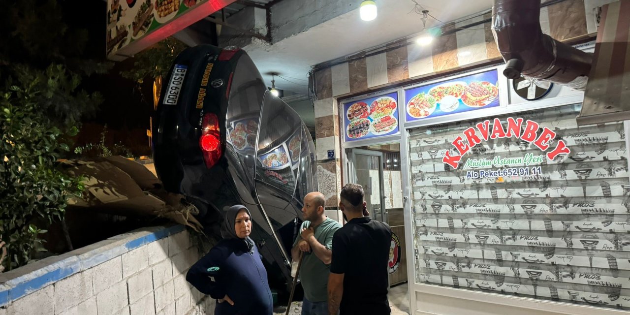 Fren yerine gaza basan sürücü lokantaya daldı