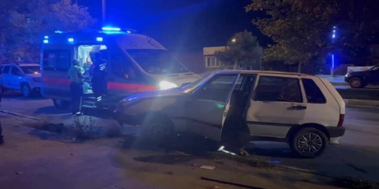 Erzincan'da otomobil kaldırıma çıktı: 1 yaralı