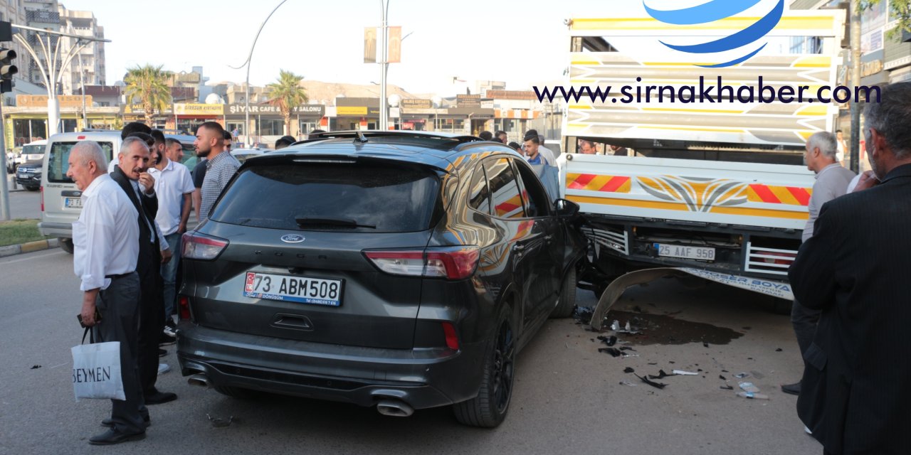 Cizre’de zincirleme trafik kazası: 3 araç birbirine girdi