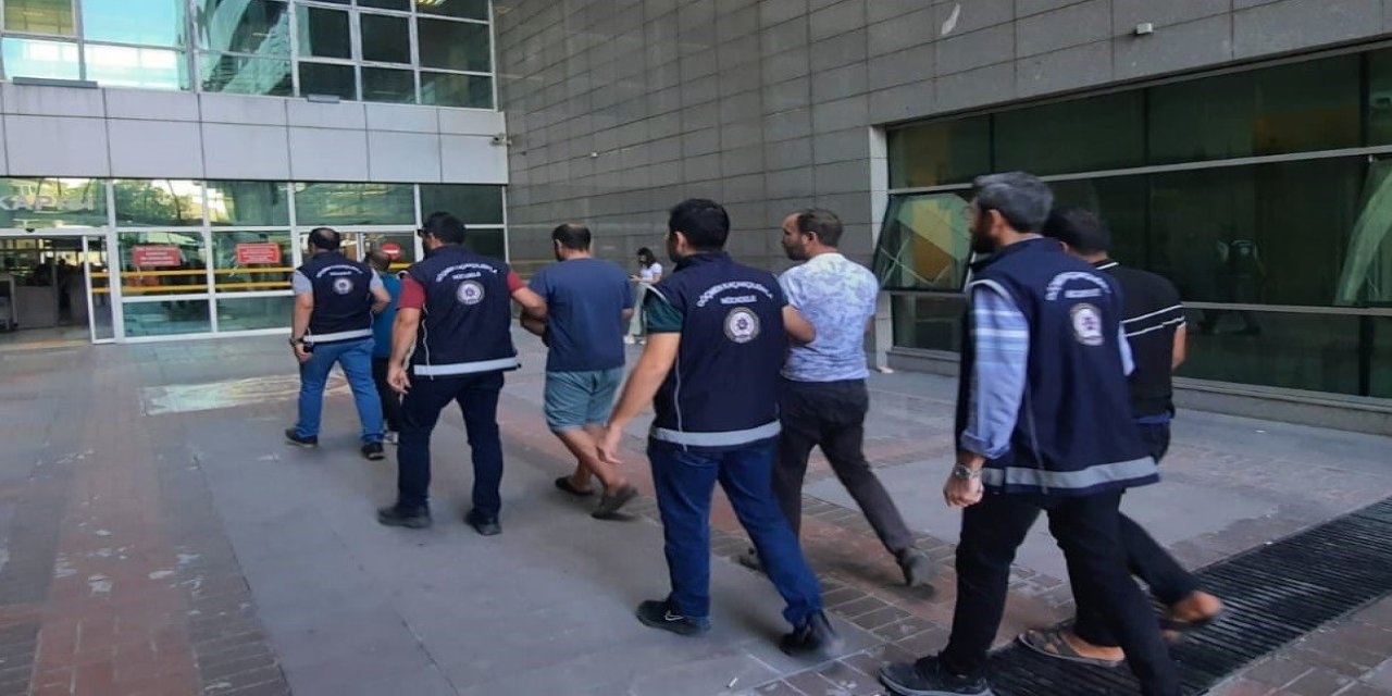 Mersin'de kaçak göçmen operasyonu: 14'ü deport edildi, 4 şüpheli tutuklandı