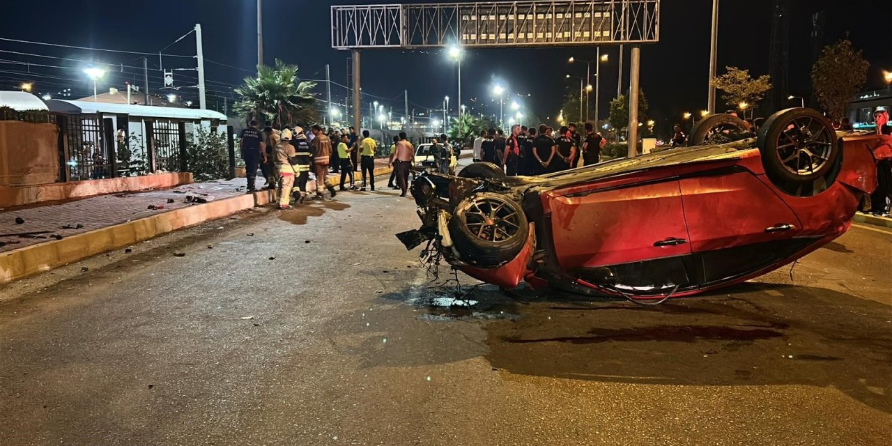 Kaldırımda yürüyen yayalara Otomobil çarptı: 3 ölü, 3 yaralı