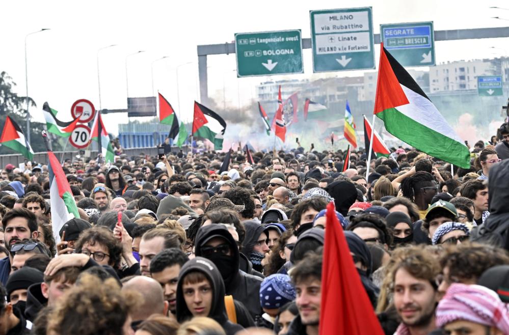 İtalya'da Küresel Sumud Filosu için başlatılan greve destek veren binlerce kişi sokağa döküldü