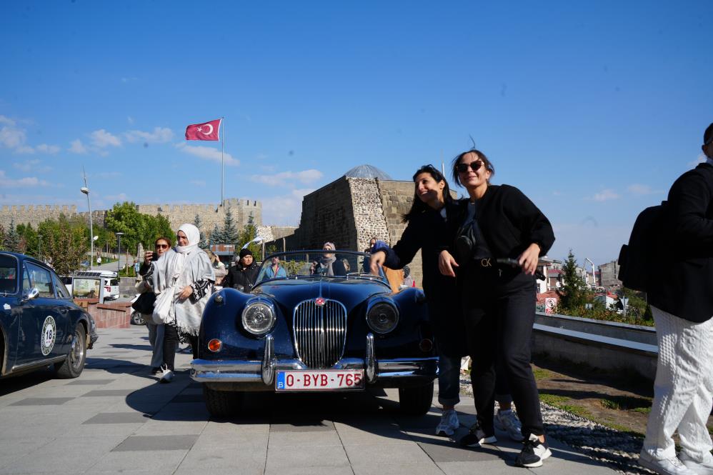 Klasik araç tutkunlarının Türkiye turu Erzurum\'dan başladı