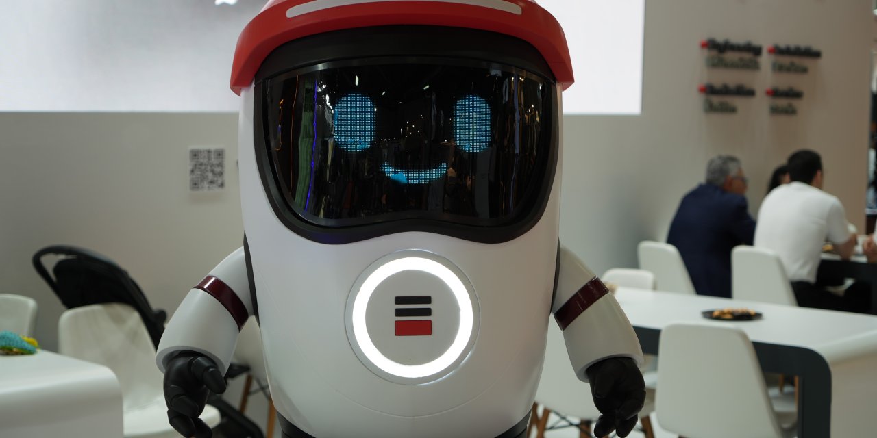 İnsanı algılayan robotik kollar endüstriyel boyama yapıyor