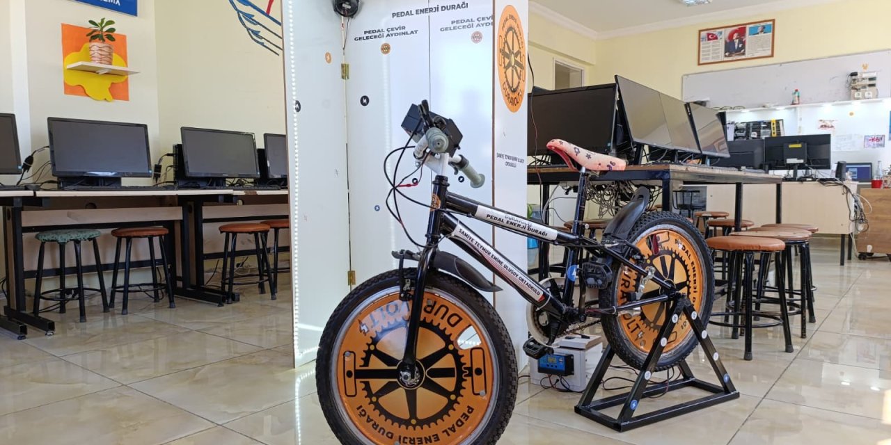 Bu bisiklet hem elektrik üretiyor hem de bakiye kazandırıyor