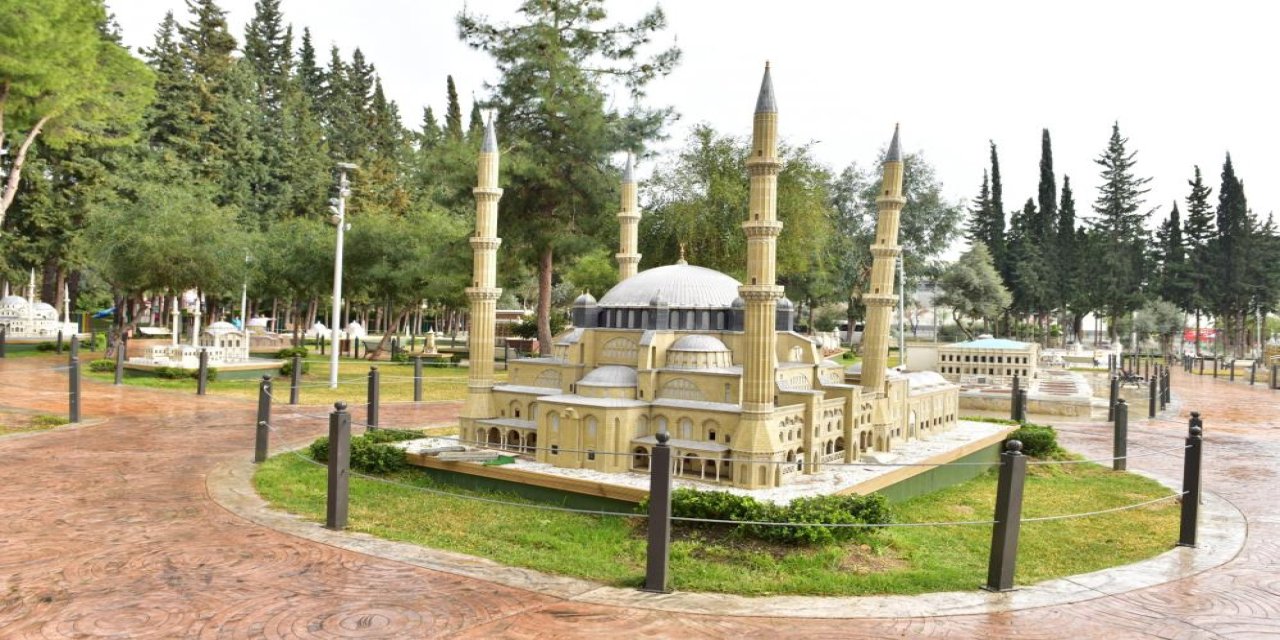 Türkiye'nin 81 ilindeki mimari eserler minyatürleriyle sergileniyor