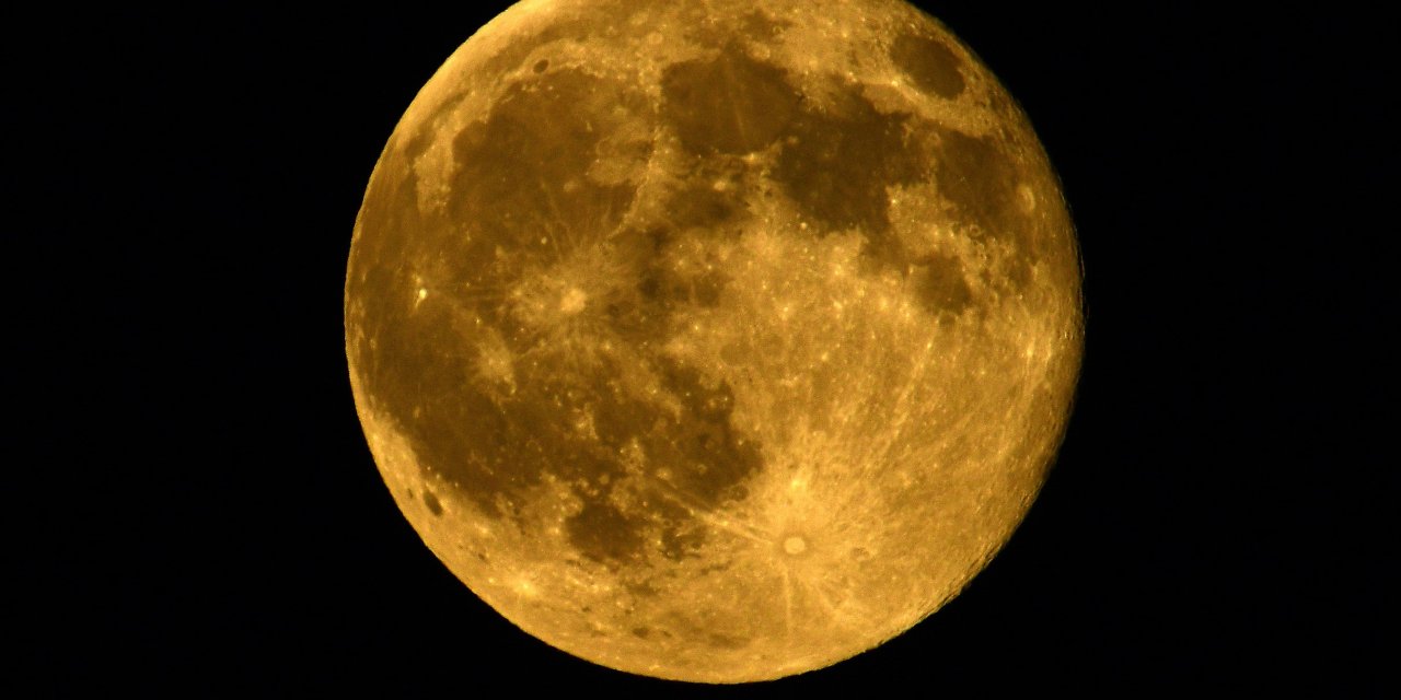 Van Gölü üzerinde dolunay görsel şölen sundu