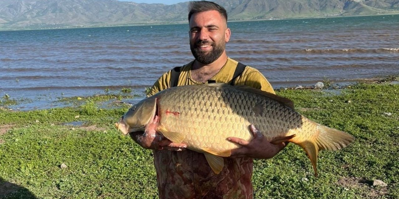 Elazığ’da amatör balıkçı 32 kiloluk dev sazan yakaladı