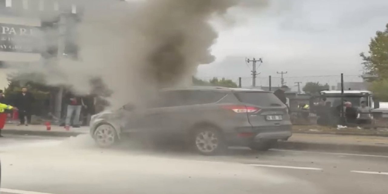 Seyir Halindeki Otomobil Alev Aldı: Sürücü Aracı Terk Etti, Polisler Müdahale Etti