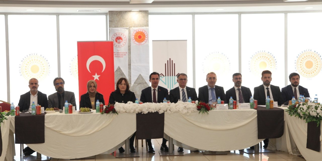 Van Gölü'nden yaklaşık 2 milyon metreküp bir dip çamuru çıkarıldı