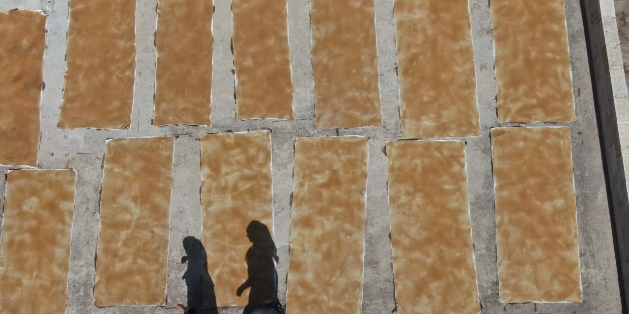 Gaziantep'te kadınların üzüm pekmezli pestil mesaisi başladı