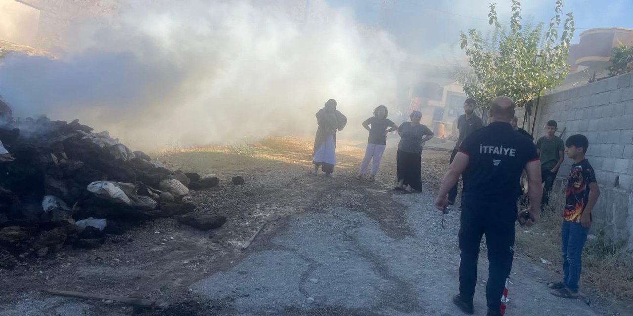 Cizre’de tezek yangını hayvan dolu ahıra sıçramadan söndürüldü