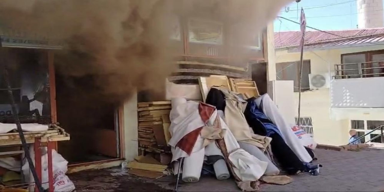 Elazığ'da bir evin çatısında başlayan yangın iş yerine sıçradı. Yangında ev ve iş yerinde büyük çapta maddi hasar oluştu.