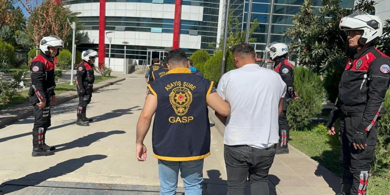 Cinayet davası esnasında silahla adliye önüne gelen 3 şahıs yakalandı