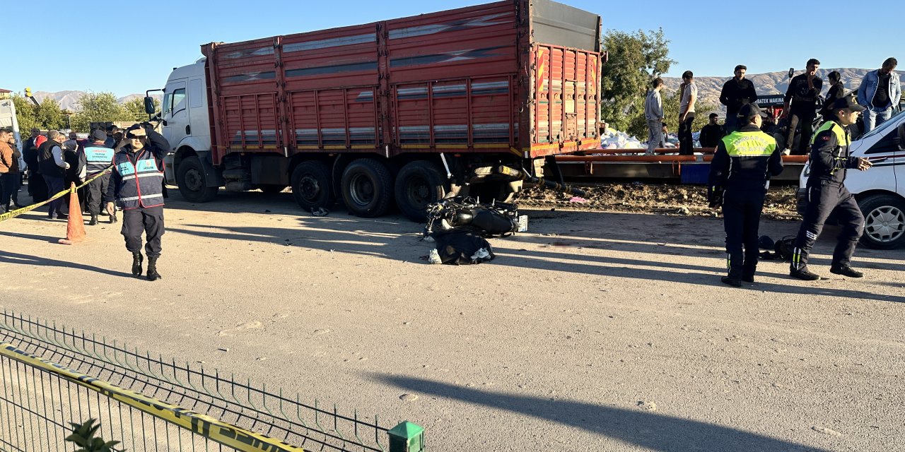 Elazığ’da motosiklet park halindeki kamyona çarptı: 1 ölü, 1 yaralı