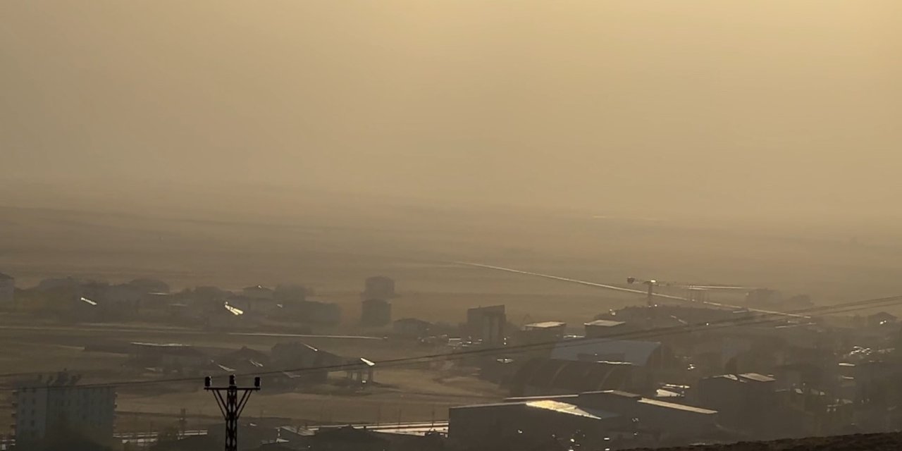 Hakkari'de toz bulutu etkili oldu