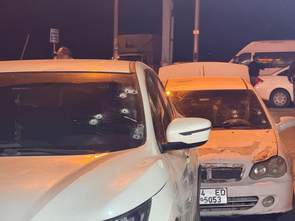 Esenyurt’ta kahvehaneye silahlı saldırı: Kurşunlar araçlara isabet etti