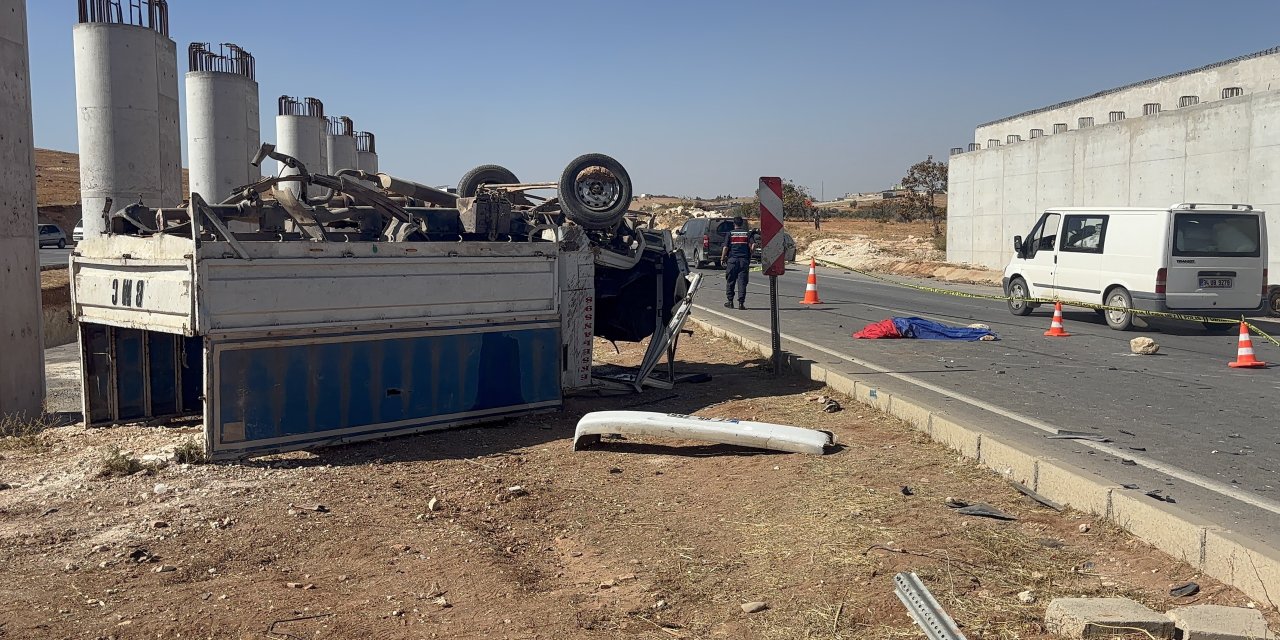 Otomobille çarpışan kamyonet ters döndü: 1 ölü, 1 yaralı