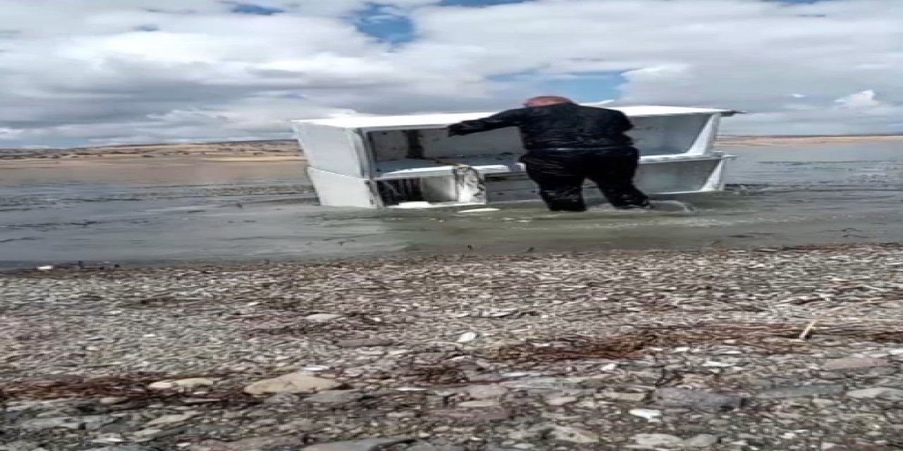 2 buzdolabını birleştirip kayık yaptı