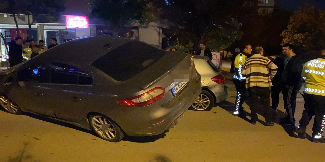 Bolu’da Görüntü Şaşırttı! Otomobil, Park Halindeki Araçların Üzerine Çıktı