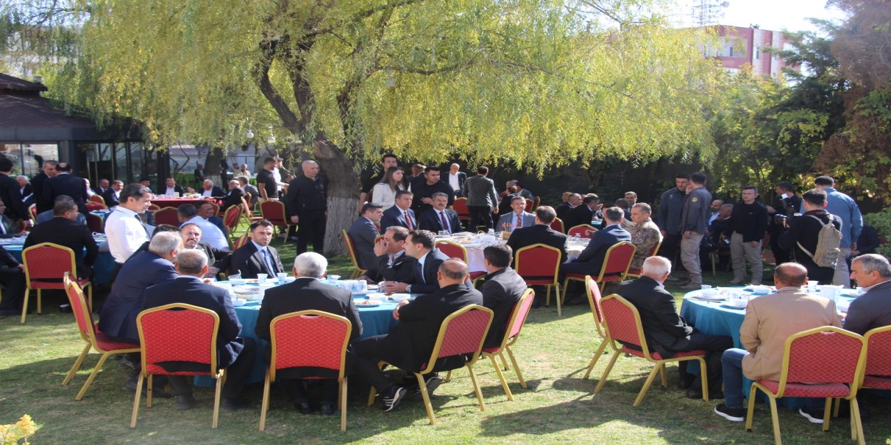 Vali Ekici: "Bir çocuk okula gitmiyorsa, Dicle'de kuzuyu kurda kaptırmışız demektir"