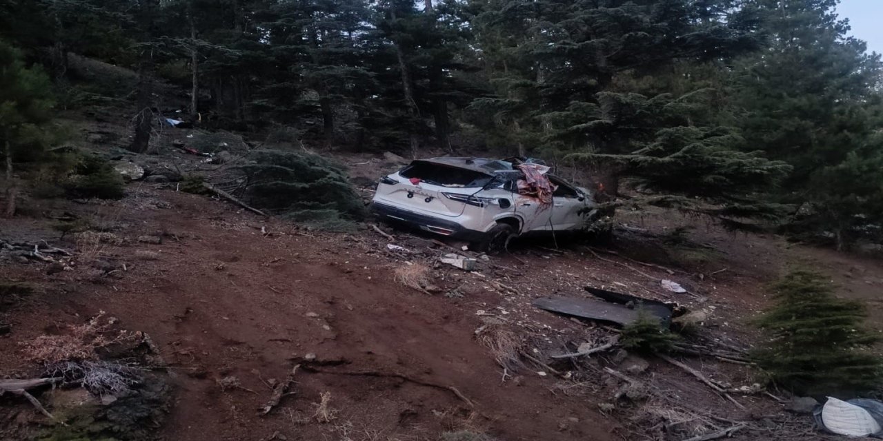 Dağ yolunda otomobil uçuruma yuvarlandı: 2 ölü