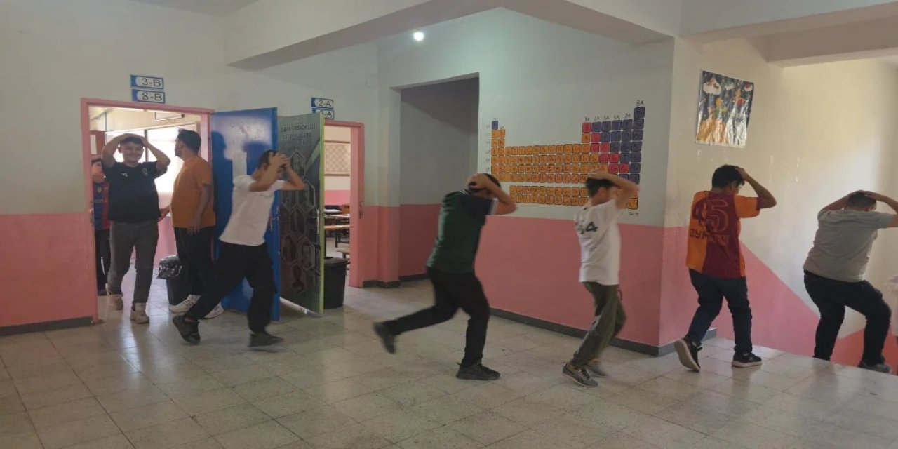 Şırnak’ta Öğrencilere “Çök-Kapan-Tutun” Eğitimi Verildi