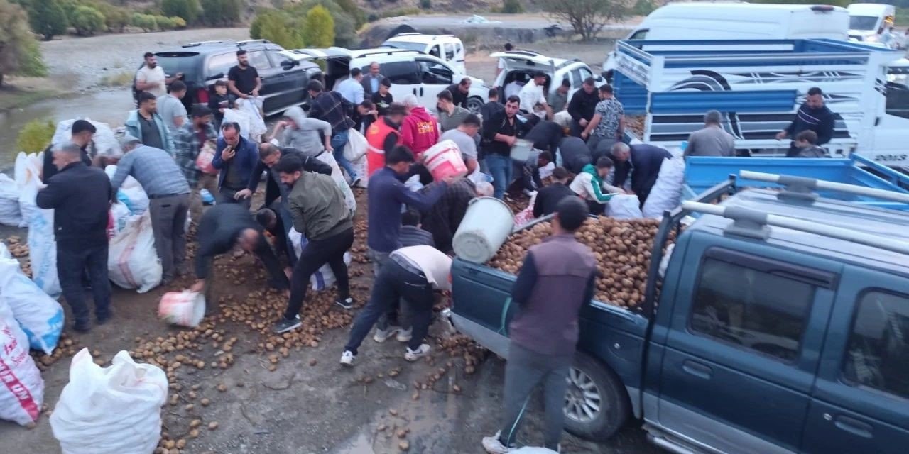 Kamyonet arızalandı, sürücü kasadaki patatesleri vatandaşlara ücretsiz dağıttı