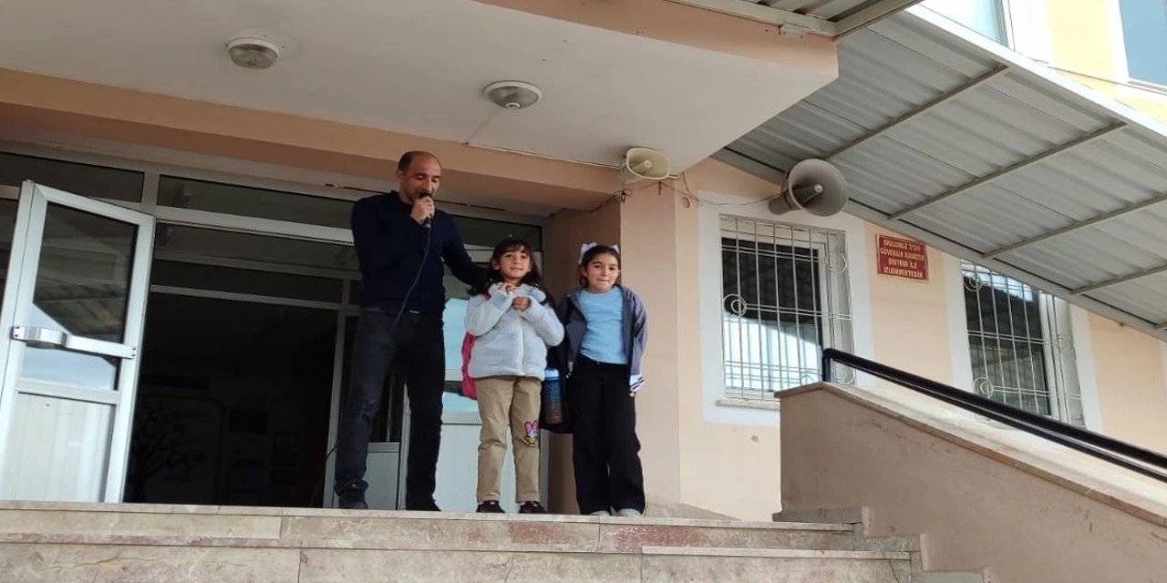 Okuldaki Sosyal Deneyde Duyarlılık Kazandı: Yerdeki Çöpü Atan İki Öğrenciye Ödül