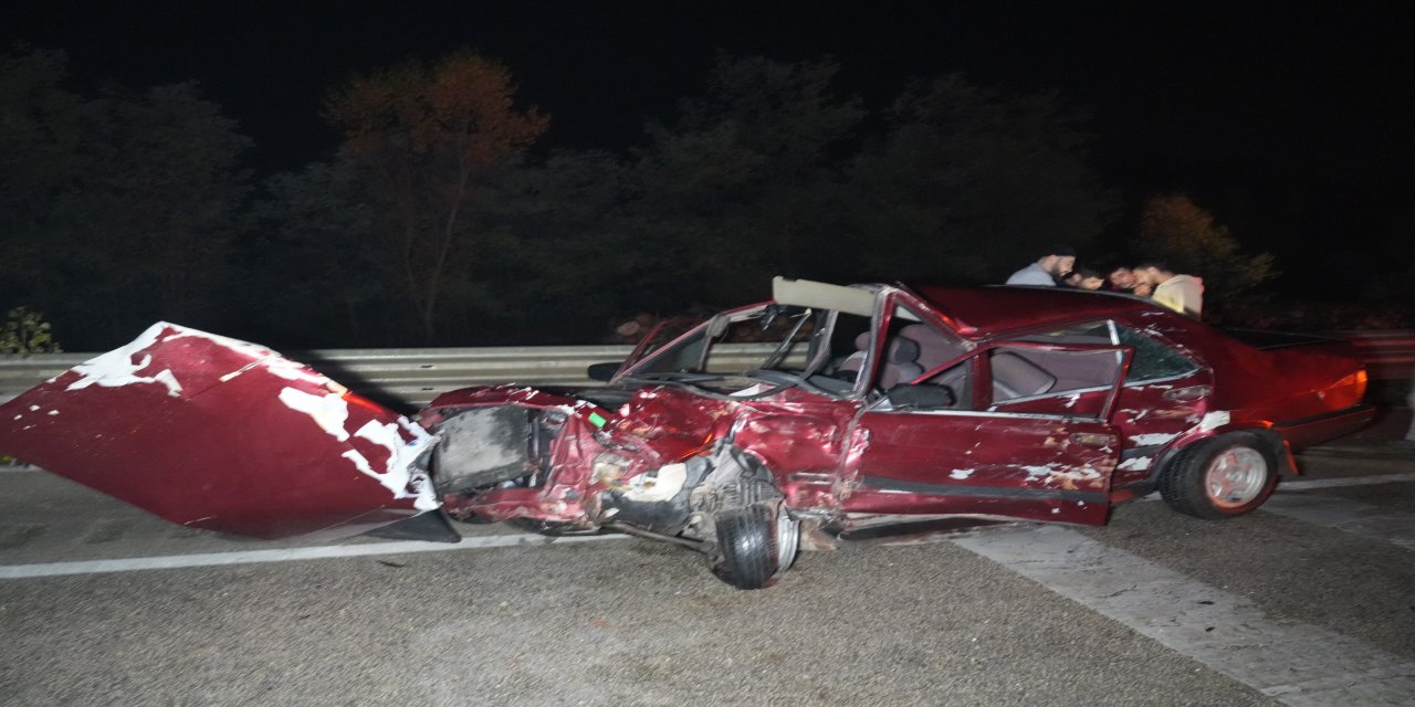 Zincirleme Kazada Otomobil Hurdaya Döndü