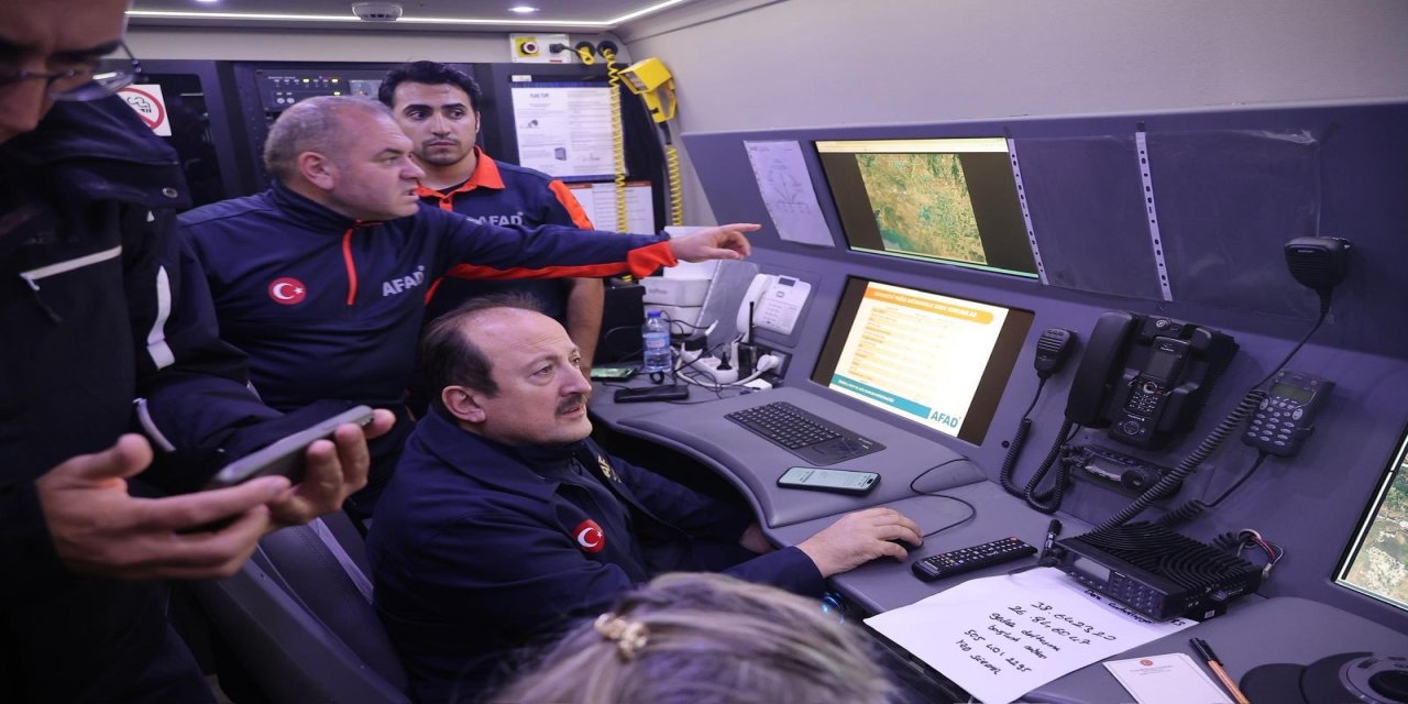 İzmir Foça’da Şiddetli Yağış: AFAD Başkanı Vali Pehlivan Bölgede İncelemelerde Bulundu