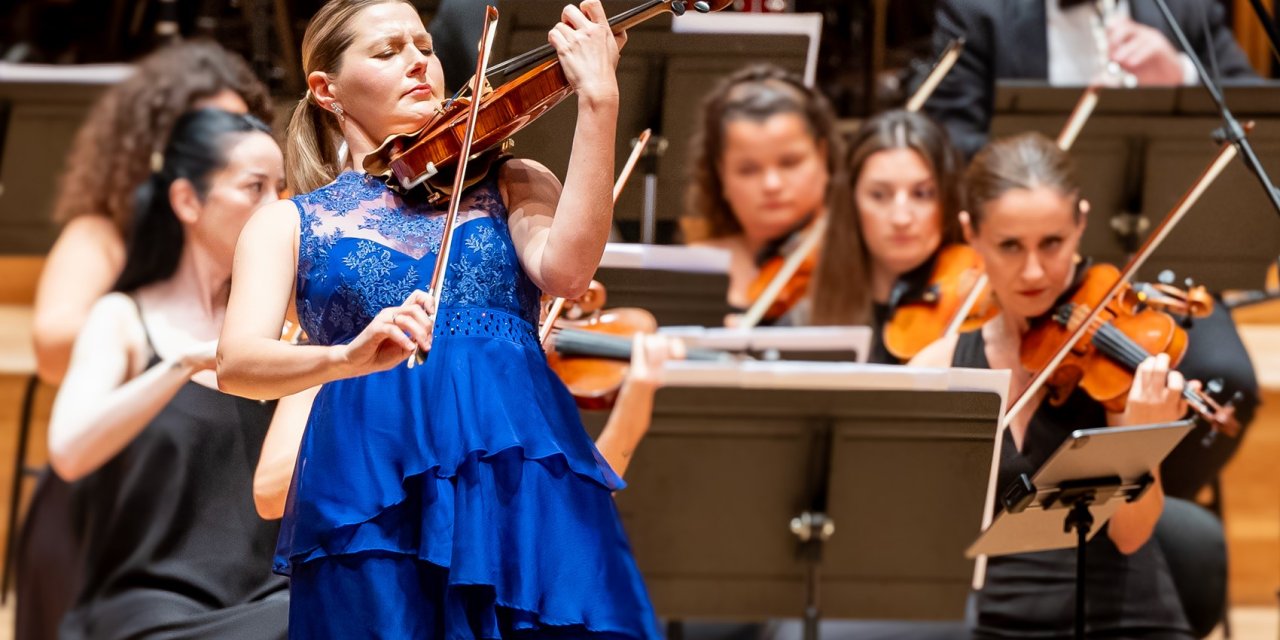 175 yıllık kemanla büyüleyen performans