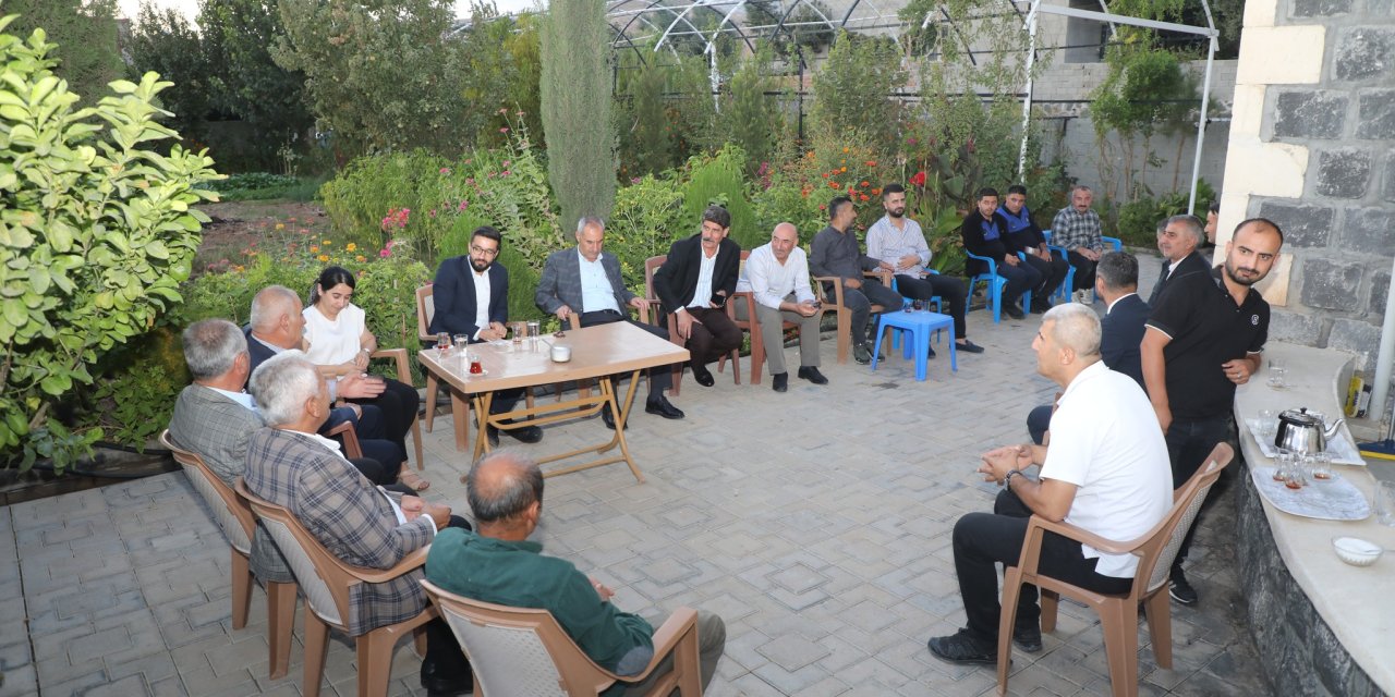 Cizre’de Belediye yetkilileri, mahalle sakinlerinin sorunlarını dinledi